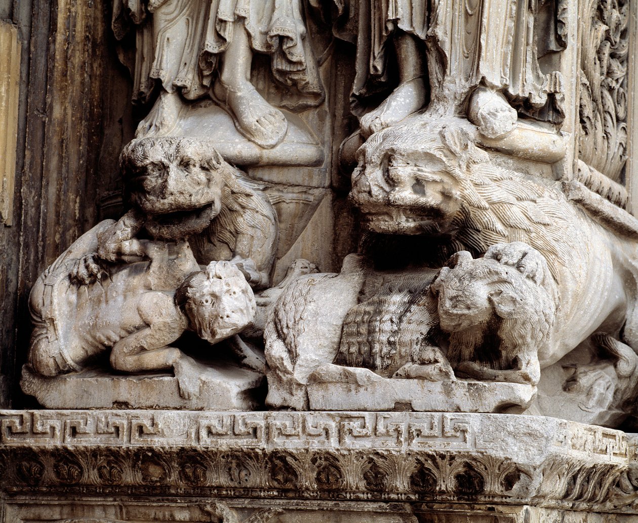 monstre. Utskåret støtte av en søyle av Romanesque