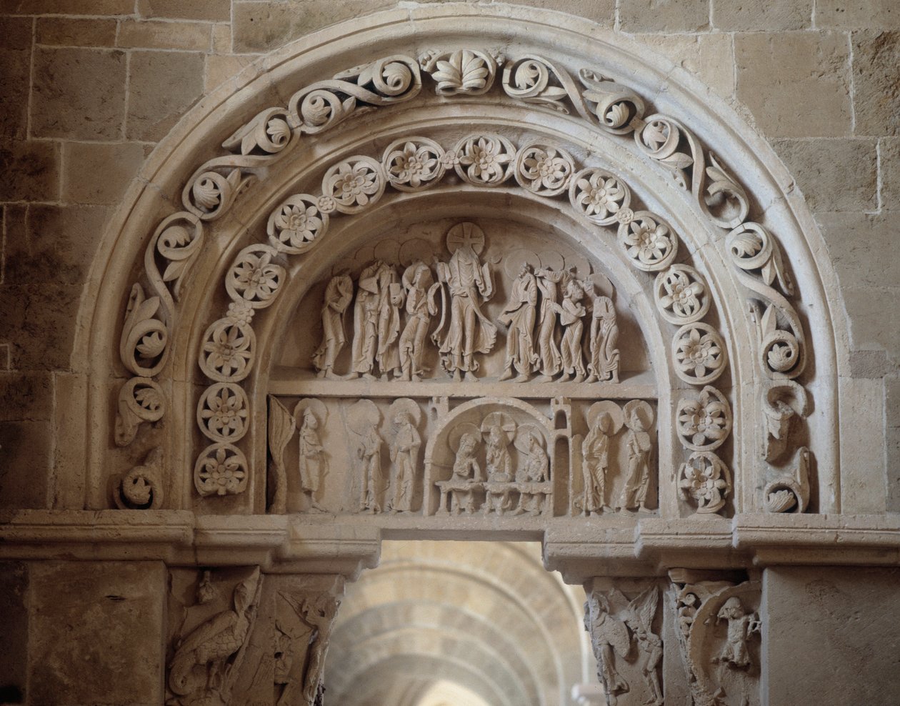 Nordportalen: åpenbaringen av Jesus etter hans død og himmelfarten (skulptur) av Romanesque
