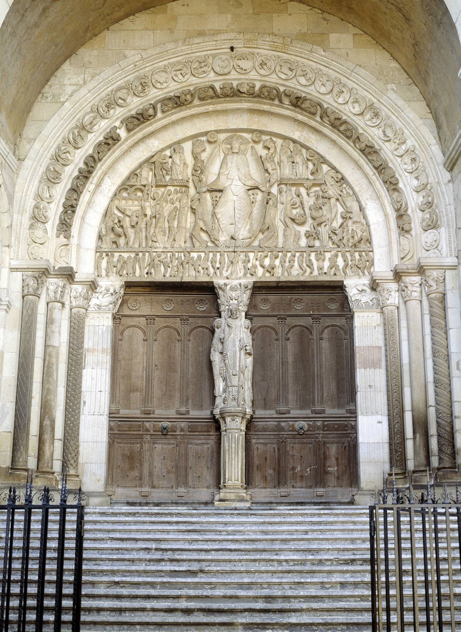 Portal til Cathedrale Saint Lazarus (den skulpturerte trommehinnen illustrerer den siste dommen). Autun av Romanesque