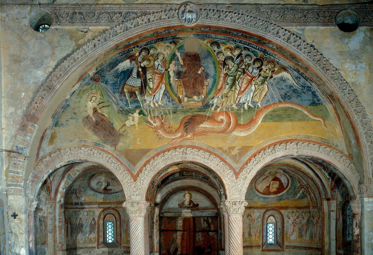 Representasjon av apokalypsen: englene gjennomborer med sine piler monsteret med syv hoder av Romanesque