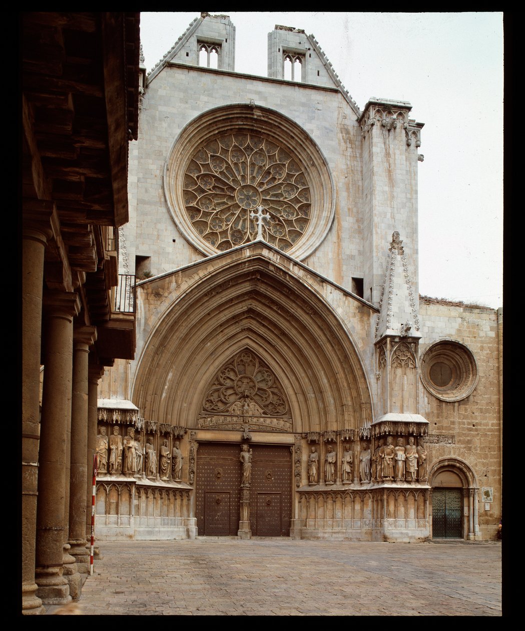 Romansk og gotisk kunst: fasaden til Cathedrale Sainte Thecle (Sainte-Thecle) i Tarragona av Romanesque