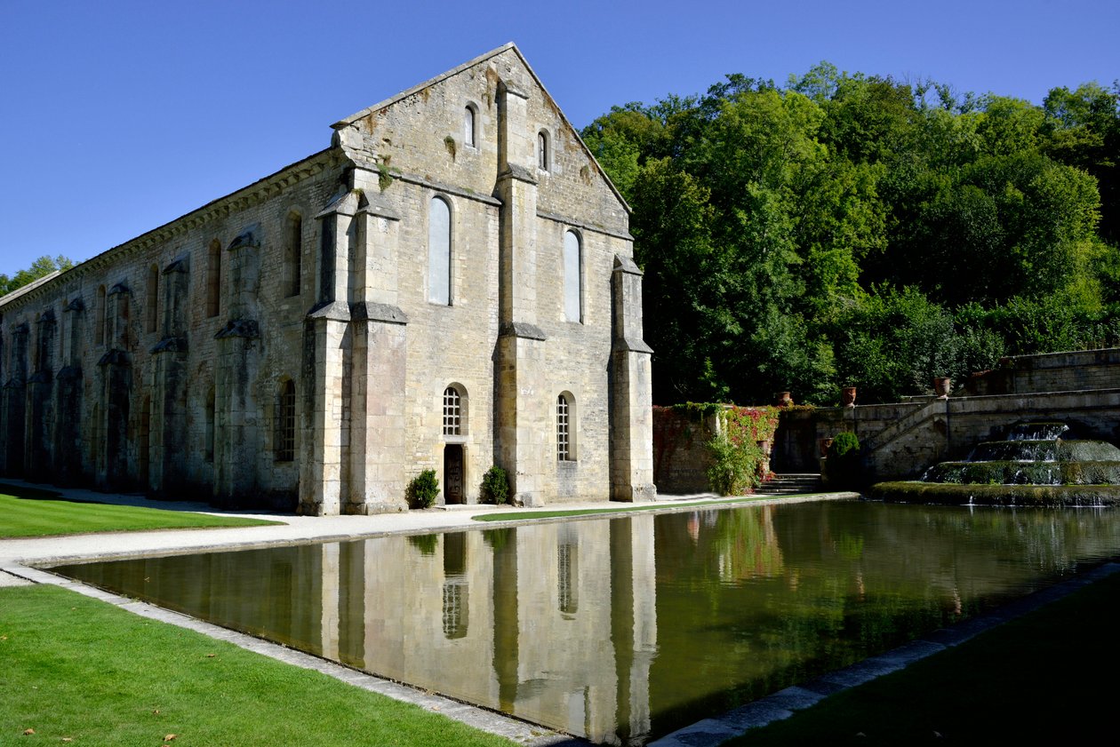 Romansk arkitektur: utvendig utsikt over smia til cistercienserklosteret Fontenay, Burgund, slutten av 1100-tallet (Abbey of Fontenay, Burgund, Frankrike: smia, slutten av 1100-tallet) av Romanesque