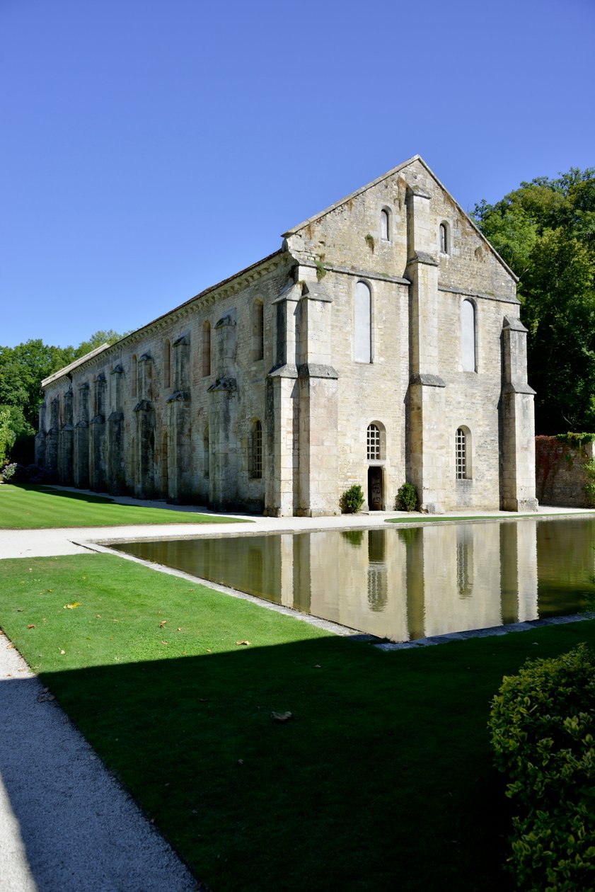 Romansk arkitektur: utvendig utsikt over smia til cistercienserklosteret Fontenay, Burgund, slutten av 1100-tallet (Abbey of Fontenay, Burgund, Frankrike: smia, slutten av 1100-tallet) av Romanesque