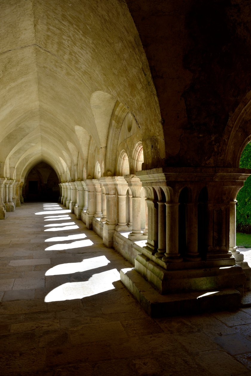 Romansk arkitektur: galleriet til klosteret til cistercienserklosteret Fontenay, Burgund av Romanesque