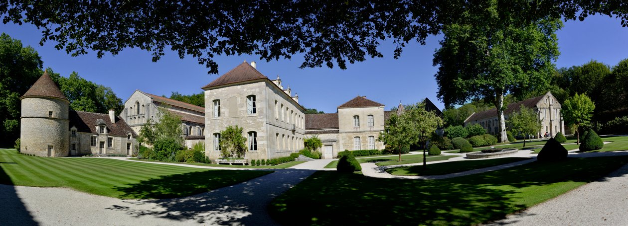 Romansk arkitektur: panoramautsikt over cistercienserklosteret Fontenay, Burgund av Romanesque