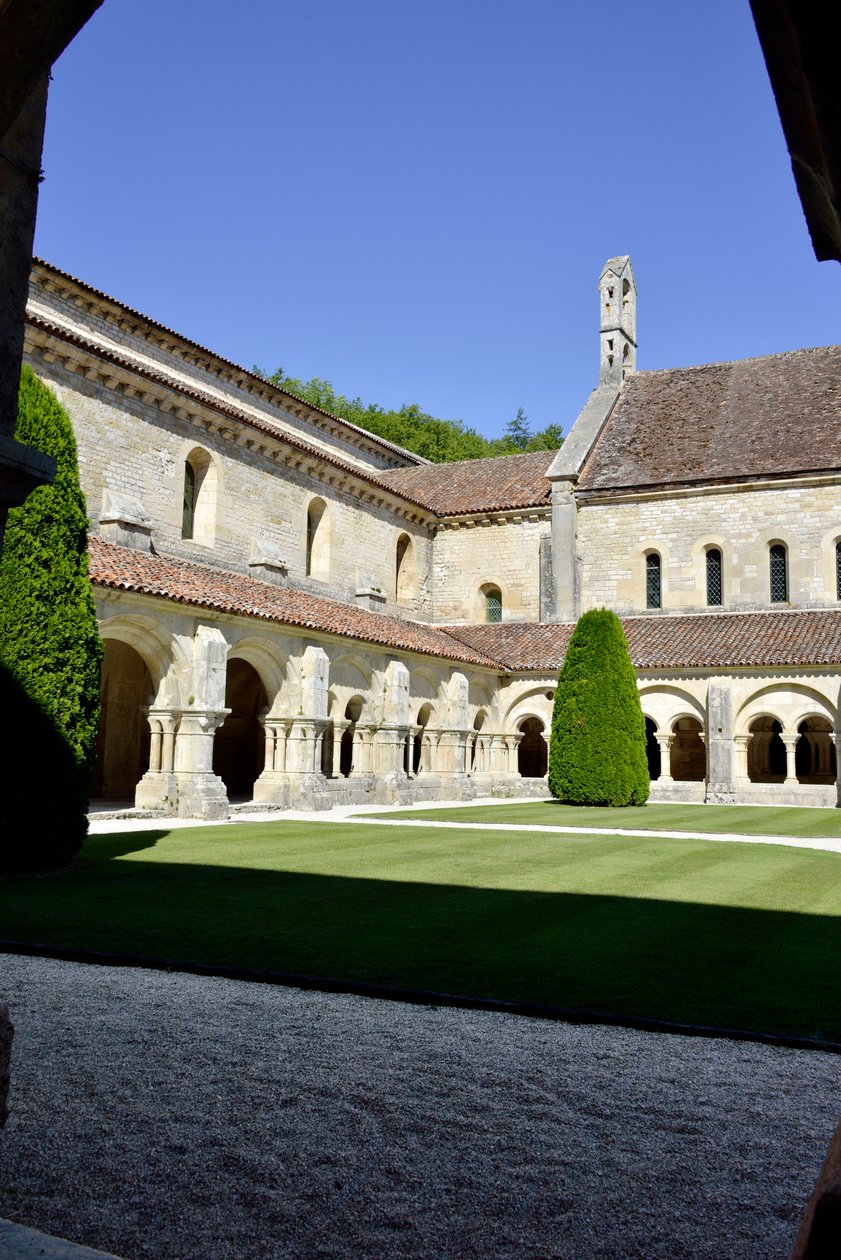 Romansk arkitektur: utsikt over klosteret og bygningene til cistercienserklosteret Fontenay, Burgund av Romanesque