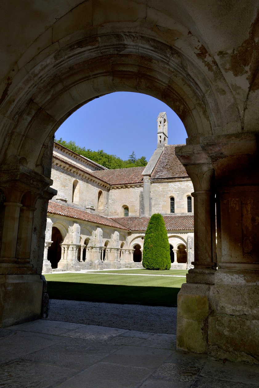 Romansk arkitektur: utsikt over klosteret og bygningene til cistercienserklosteret Fontenay, Burgund av Romanesque