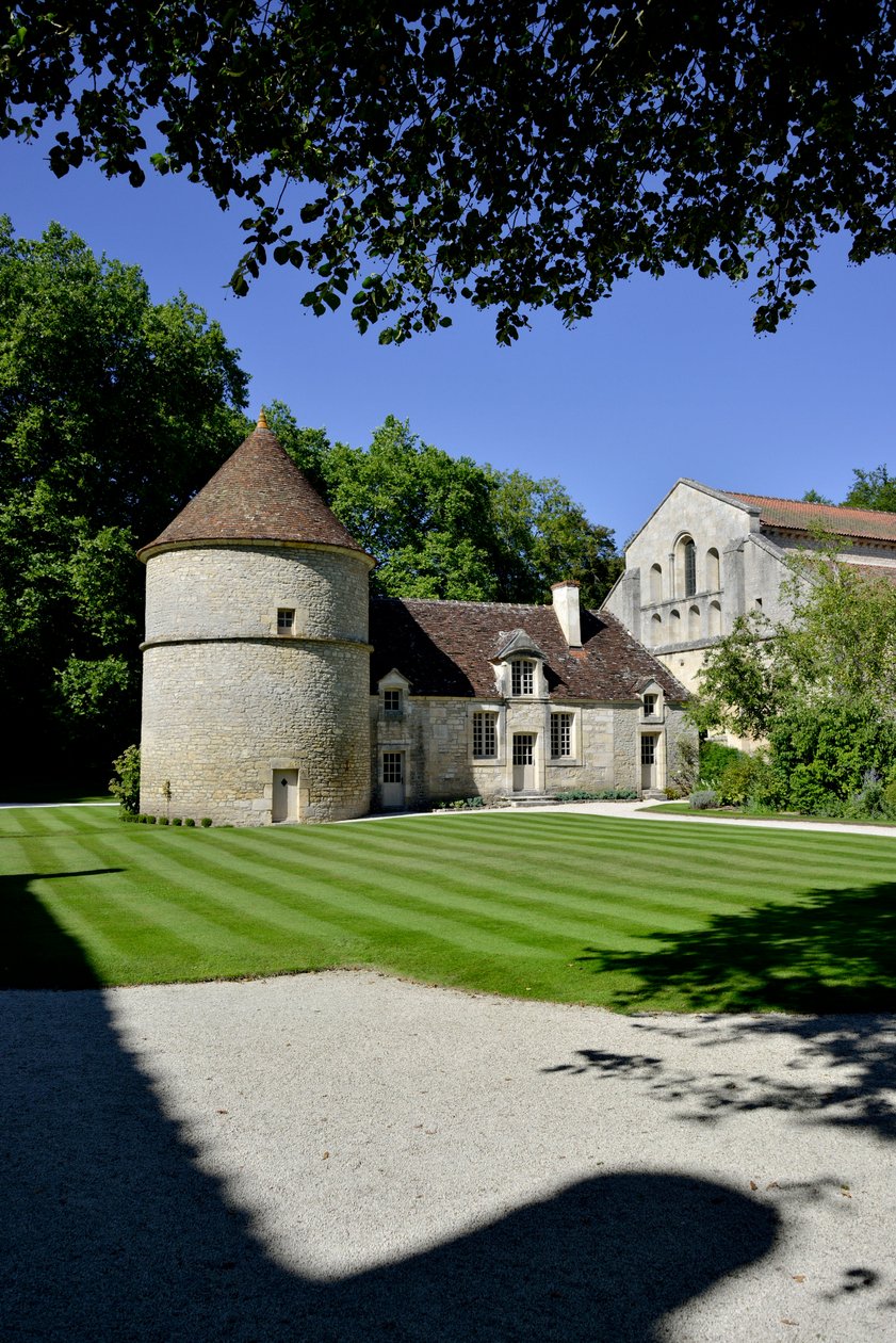 Romansk arkitektur: utsikt over dueslaget og kennelen til cistercienserklosteret Fontenay, Burgund av Romanesque