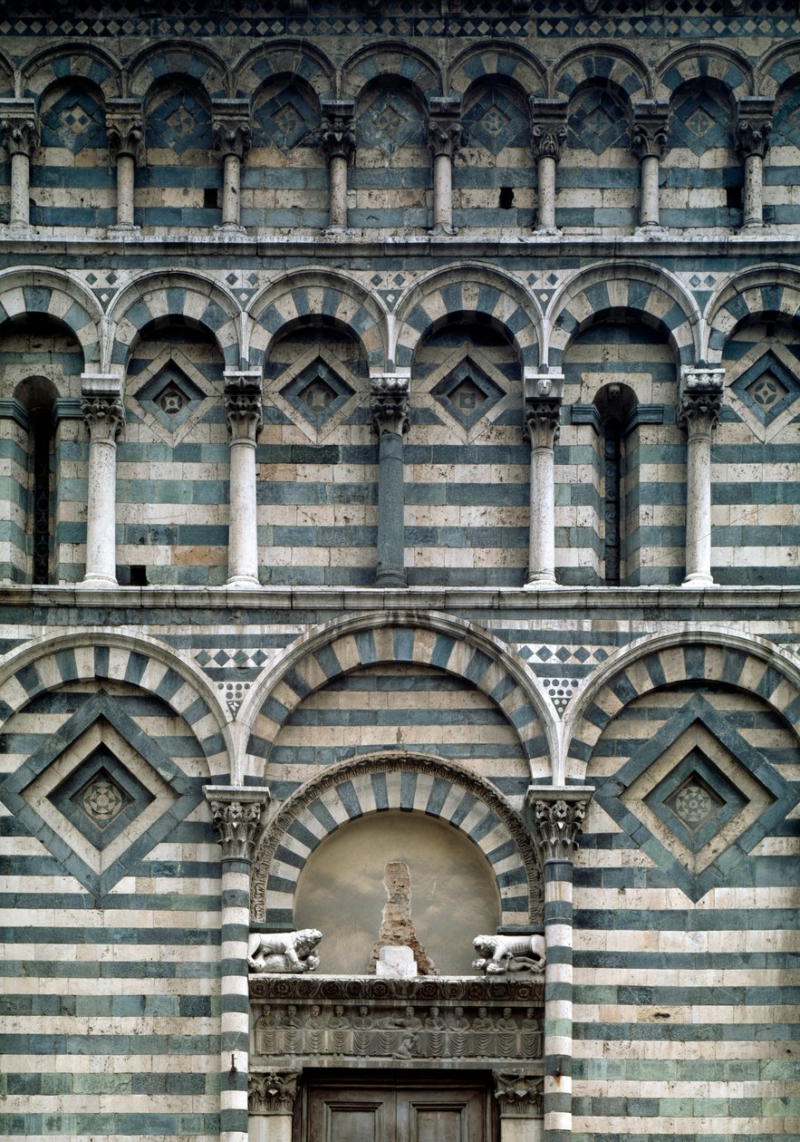 Romansk kunst: detalj av den polykrome fasaden av Romanesque