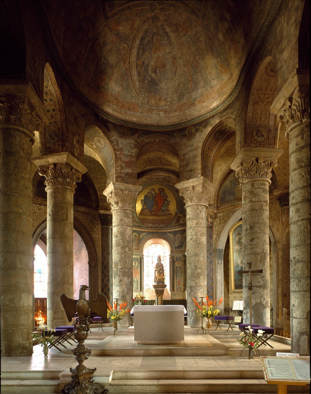 Romansk kunst: indre utsikt over kirken Notre Dame (Notre-Dame) la Grand, Poitiers (Wien) av Romanesque
