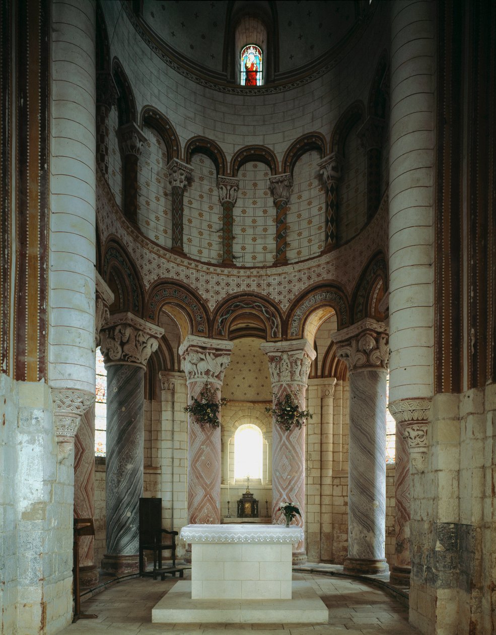 Romansk kunst: innvendig utsikt over apsis og ambulatoriet til St. Peter-kirken. Chauvigny, Wien av Romanesque