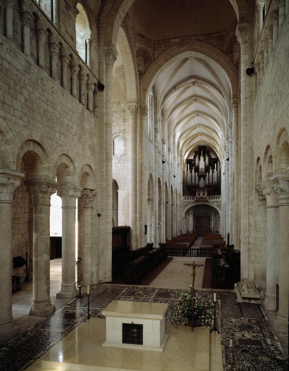 Romansk kunst: innvendig utsikt over basilikaen Saint Benoit sur Loire (Loiret) bygget mellom 1000- og 1200-tallet. av Romanesque