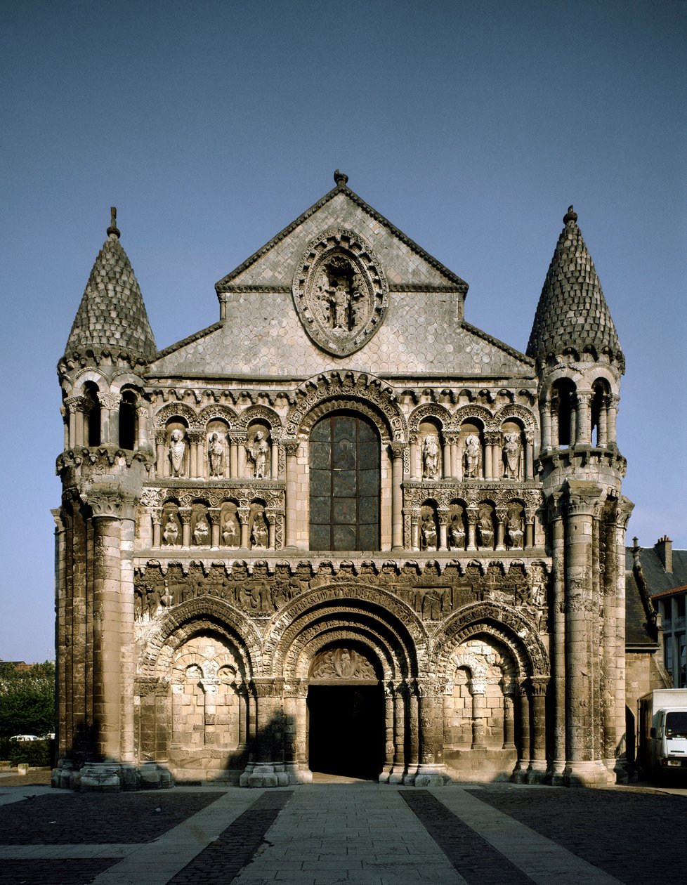 Romansk kunst: utsikt over Notre Dame la Grande (Notre-Dame-la-Grande). Poitiers fra 1100-tallet (Wien) av Romanesque