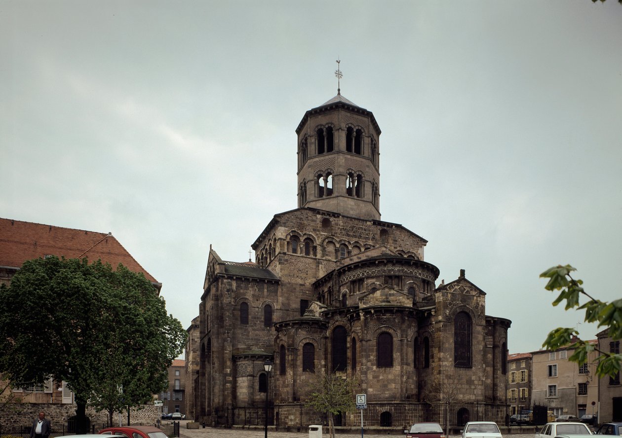 Romansk kunst: utsikt over benediktinerklosteret Saint Austremoine d