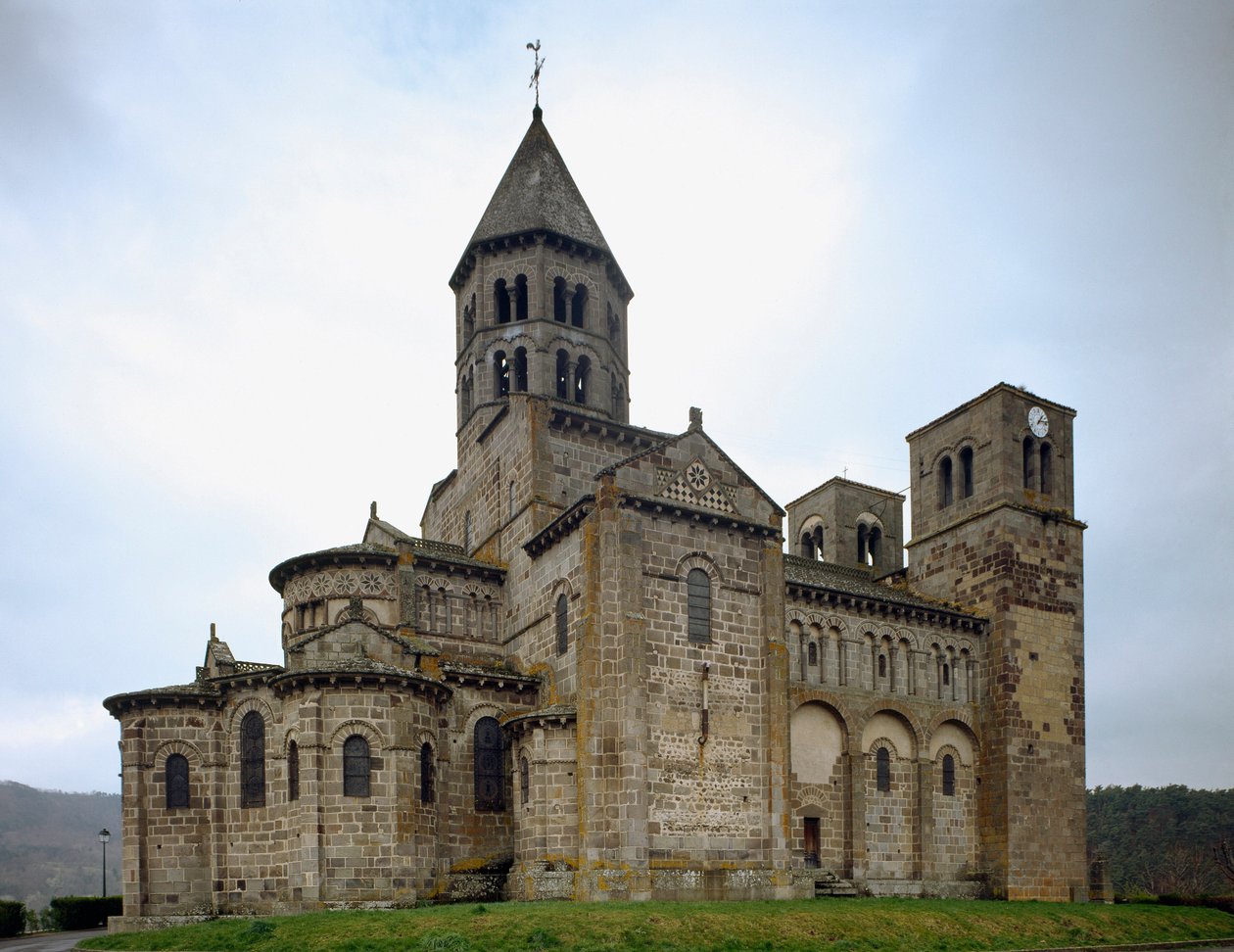 Romansk kunst: utsikt over kirken Saint-Nectaire (1100-tallet). av Romanesque