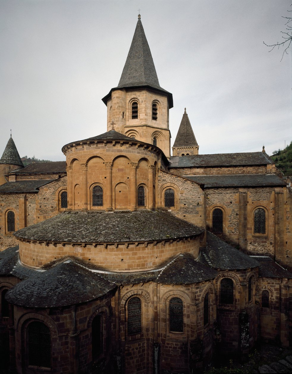 Romansk kunst: utsikt over kirken til Abbey Sainte Foy (Sainte-Foy) of Conques av Romanesque