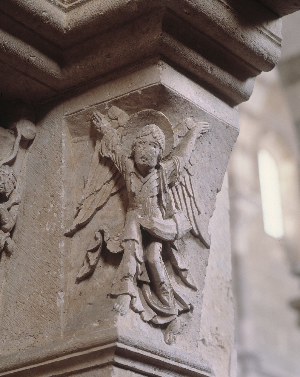 Sørportal: en engel bringer det gode budskap (engel med en olifant) (skulptur) av Romanesque