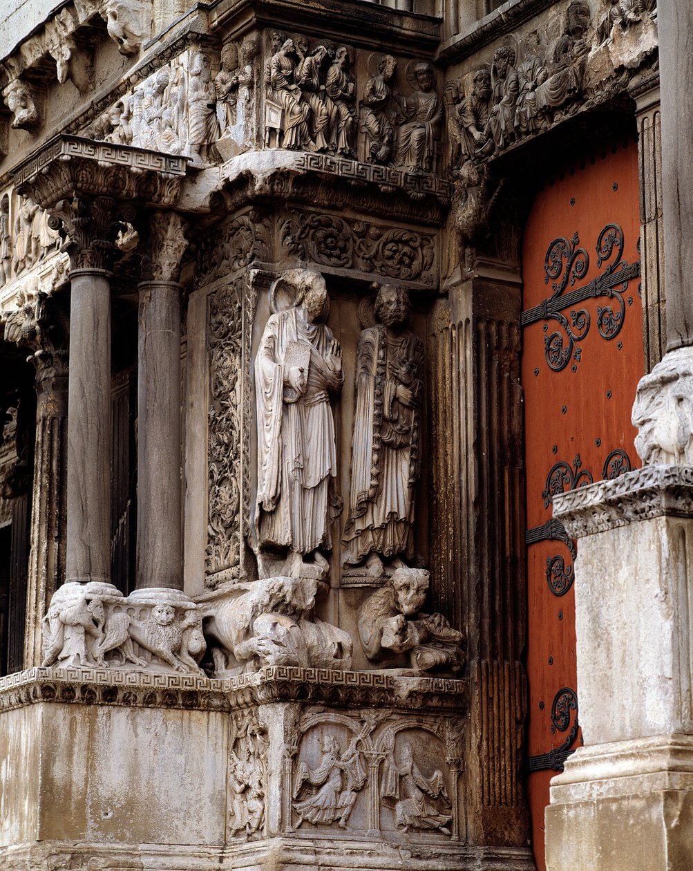 St John and St Peter, sentral portal til vestfasaden av Romanesque