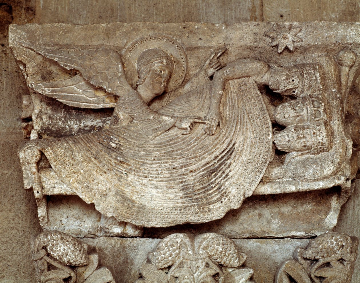 Magiene sov med en engel som vekker dem og peker mot stjernen i Betlehem (utskåret hovedstad) av Romanesque