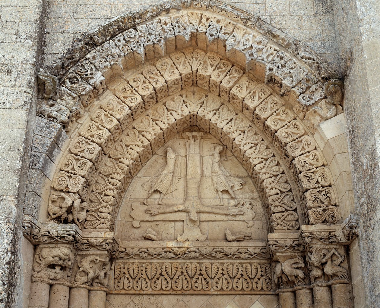 Korsfestelsen av St Peter, falsk portal til kirken (skulptur av Romanesque