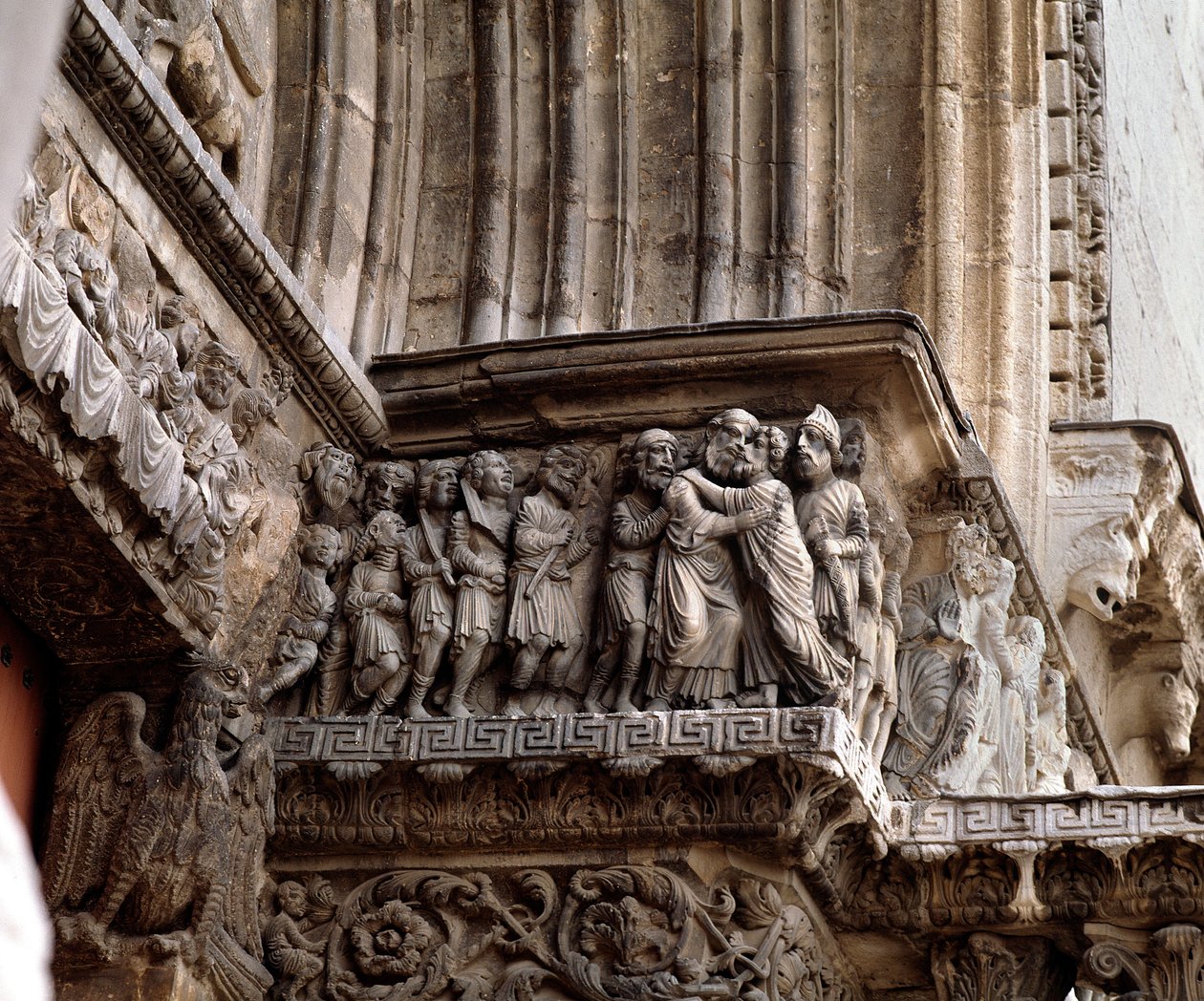 Judas kyss, portalens frise av Romanesque