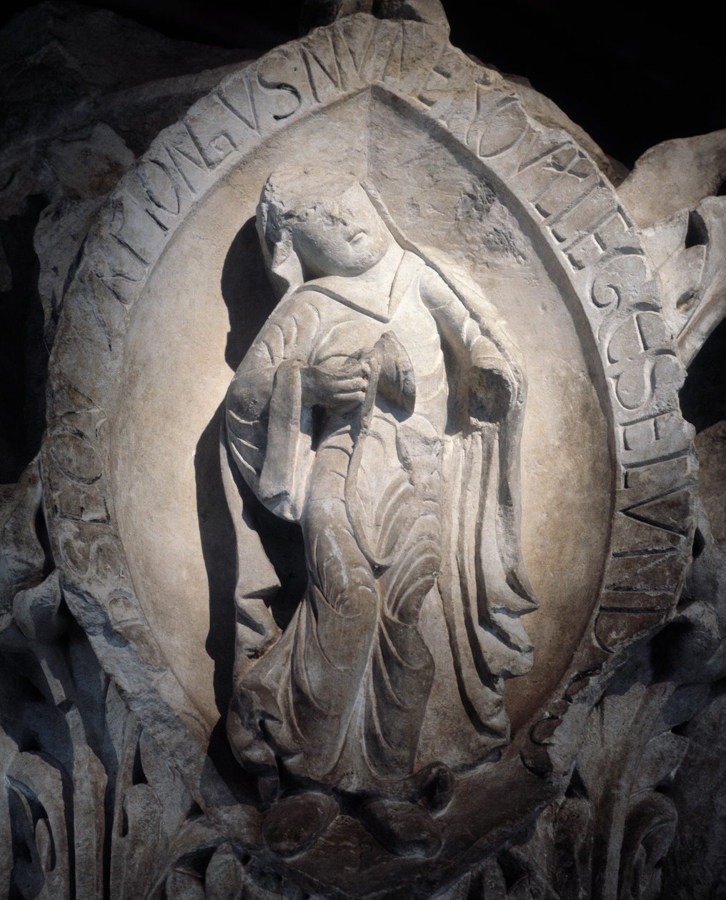 Toner av gregoriansk sang: den andre tonen, Hovedstaden i koret (skulptur av Romanesque