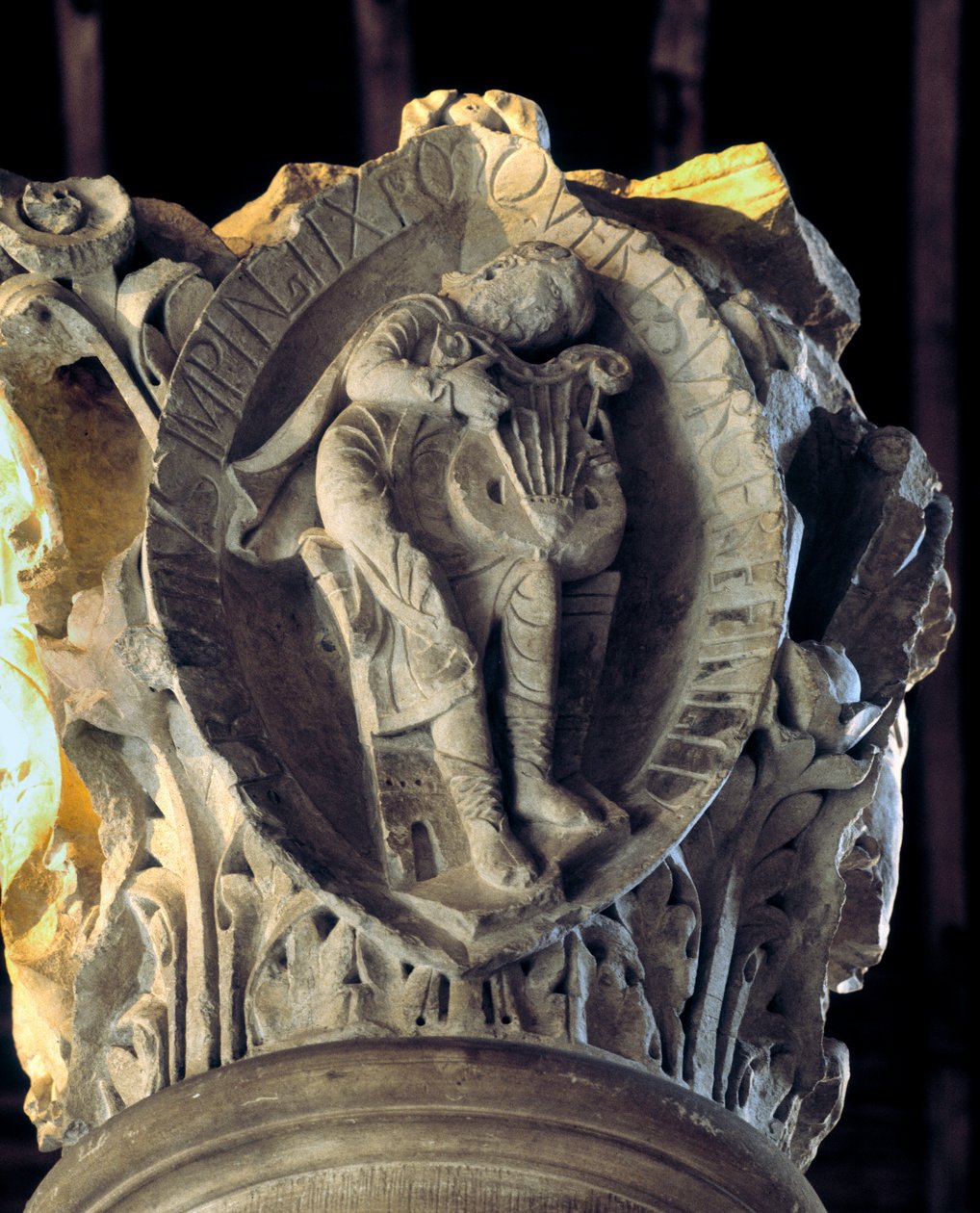 Toner av gregoriansk sang: den tredje (lidenskap og oppstandelse av Kristus), Hovedstaden i koret (skulptur av Romanesque