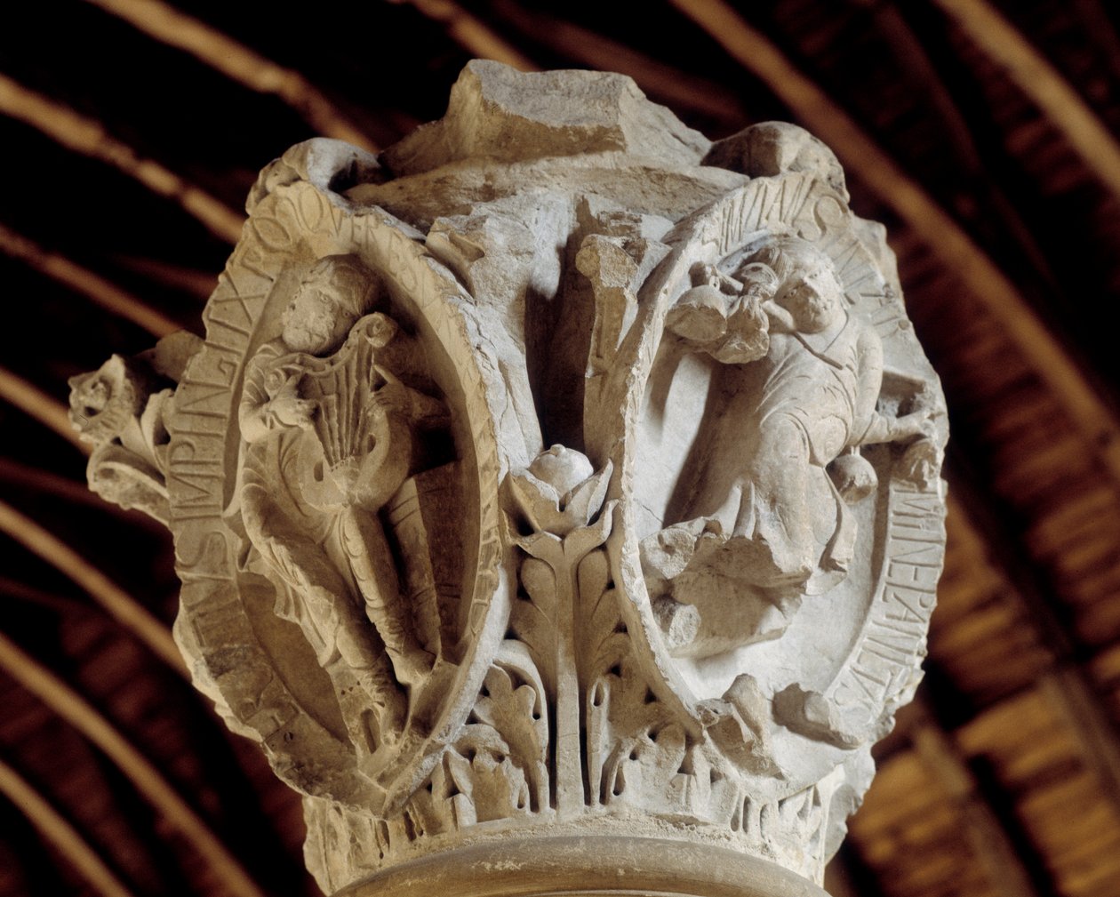 Toner av gregoriansk sang: den tredje (lidenskap og oppstandelse av Kristus) og Tintinrection of christ (til høyre), hovedstaden i koret (skulptur av Romanesque