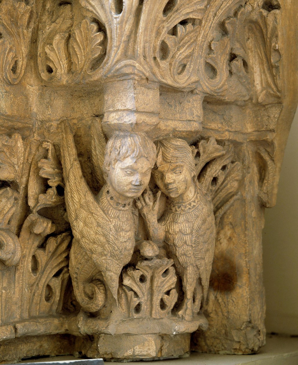 Toppen dekorerer sirener og fugler etter modell av kirken Saint Loup de Naud (Seine og Marne) 1170. Paris, Museum of Monuments engelsk av Romanesque