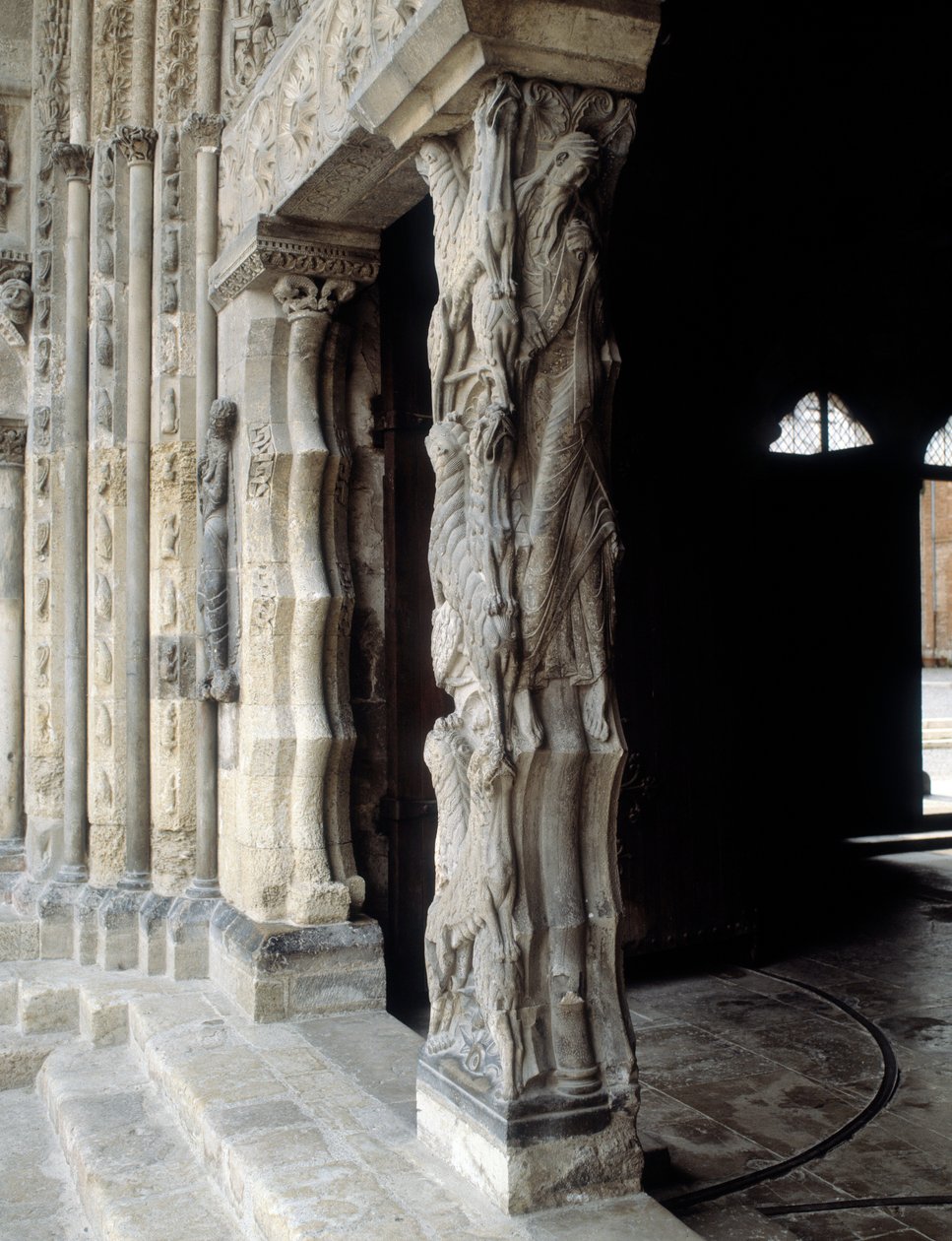 Trumeau (skåret av Romanesque