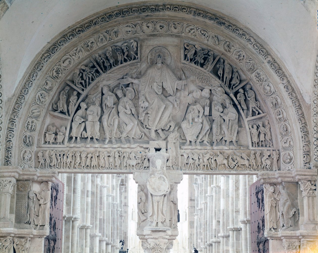 Vezelay Abbey (89), trommehinnen til basilikaen Santa Maria Magdalene. 1100-tallet av Romanesque