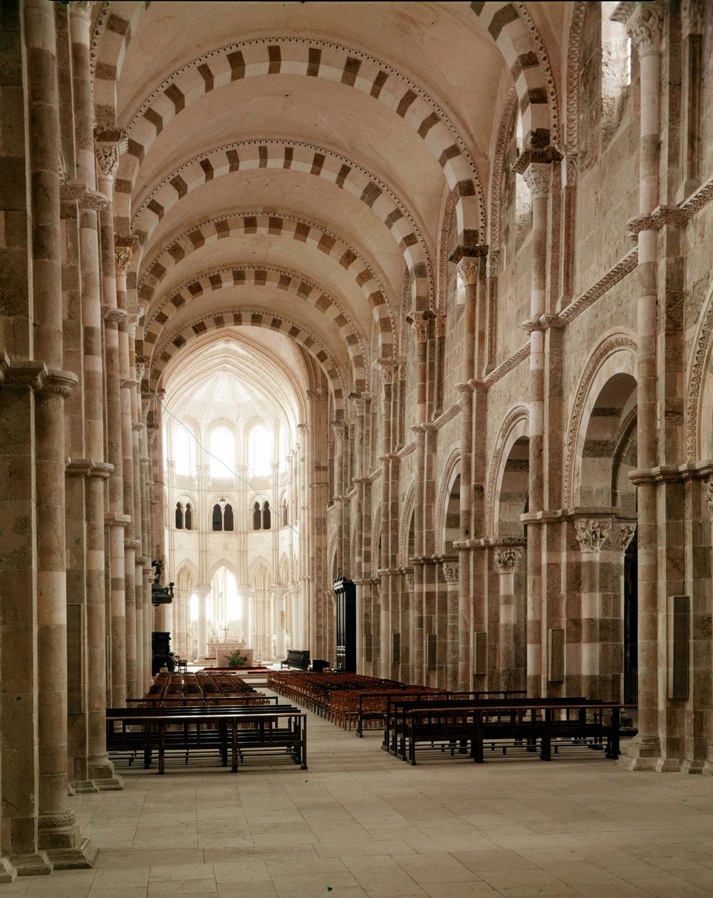 Vezelay Abbey (89), skipet til basilikaen Santa Maria Magdalene. 1100-tallet. av Romanesque