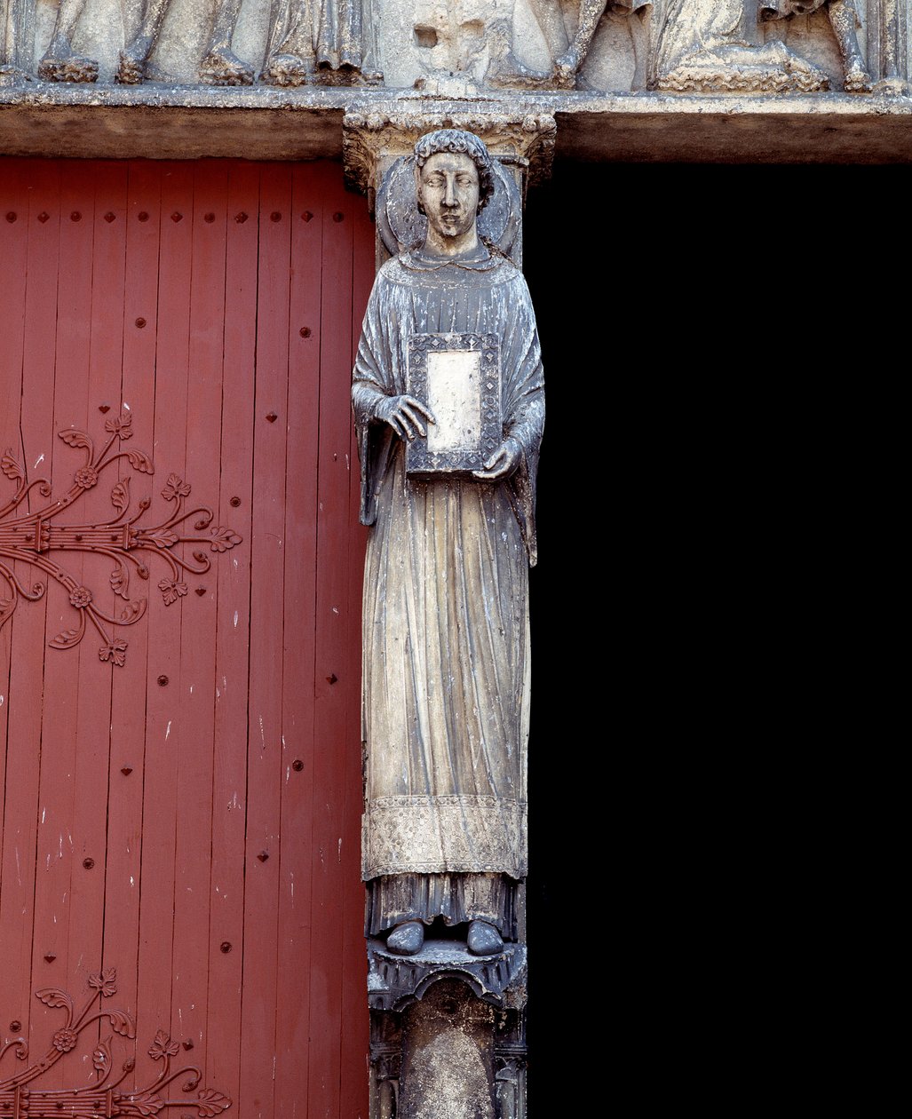 Utsikt over en skulptur på den sentrale søylen til den sentrale portalen (1140-1200) av Romanesque