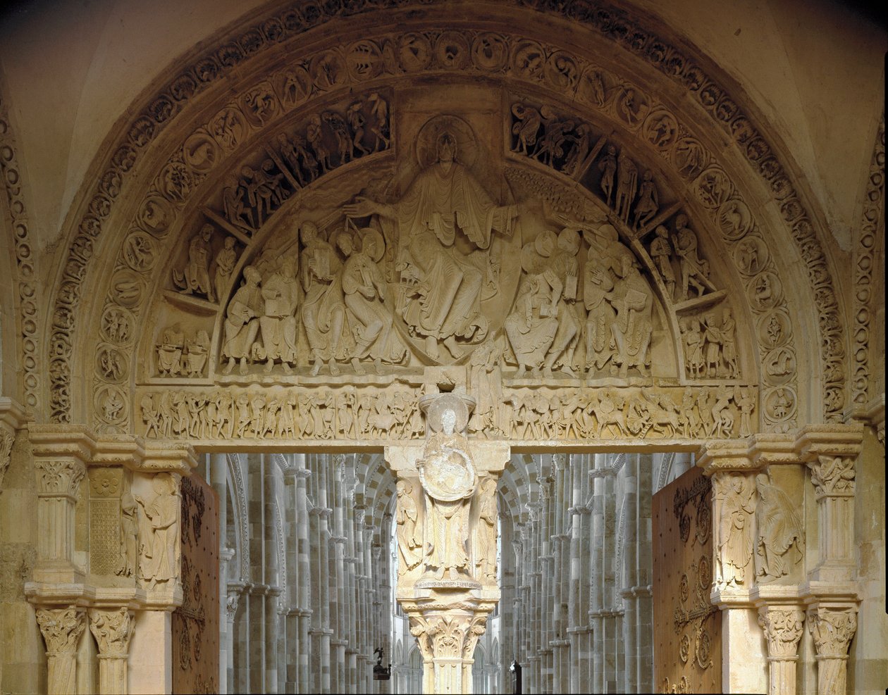 Utsikt over den sentrale trommehinnen som representerer oppdraget til apotrene. Basilica of Santa Maria Magdalene (Sainte Marie Madeleine (1096-1106), Vezelay, Yonne av Romanesque