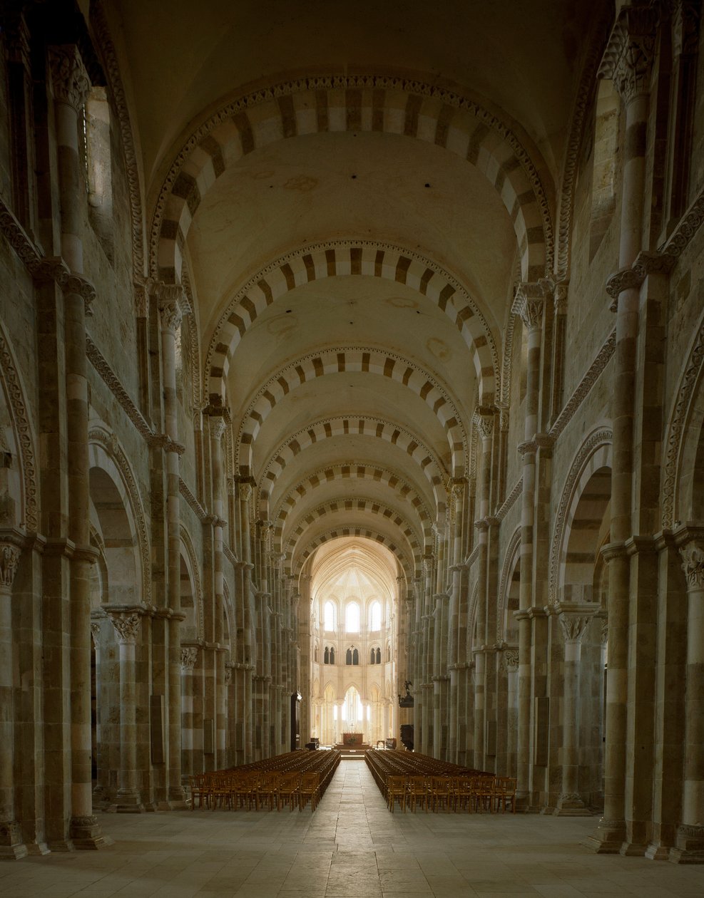 Utsikt over det sentrale skipet til basilikaen Santa Maria Magdalene (Saint Mary Magdalene (1096-1106), Vezelay, Yonne av Romanesque