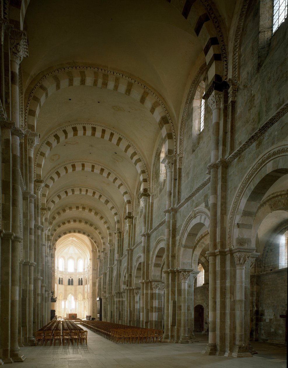 Utsikt over det sentrale skipet til basilikaen Santa Maria Magdalene (Saint Mary Magdalene (1096-1106), Vezelay, Yonne av Romanesque