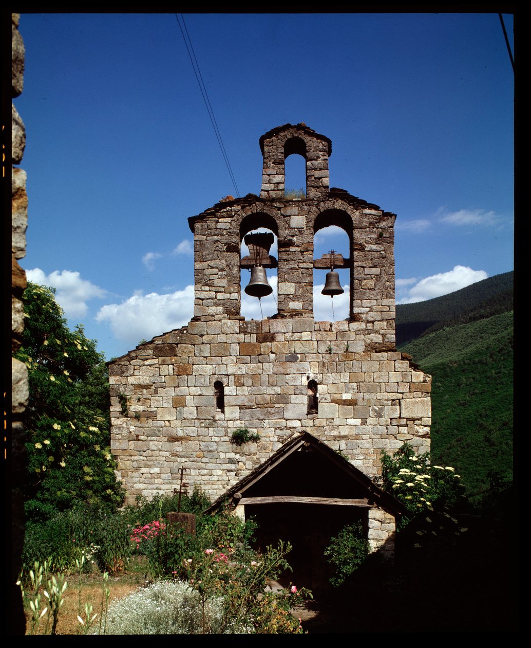 Utsikt over kirken (fotografi) av Romanesque