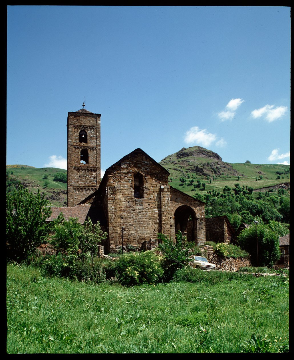 Utsikt over kirken (fotografi) av Romanesque