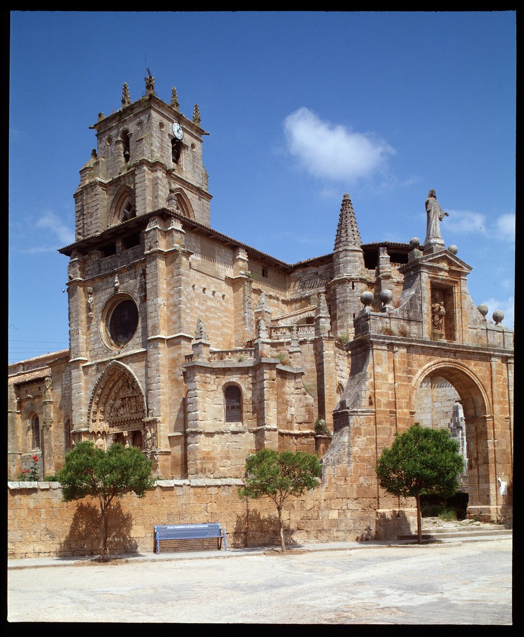 Utsikt over kirken Santa Maria la Real a Sasamon av Romanesque