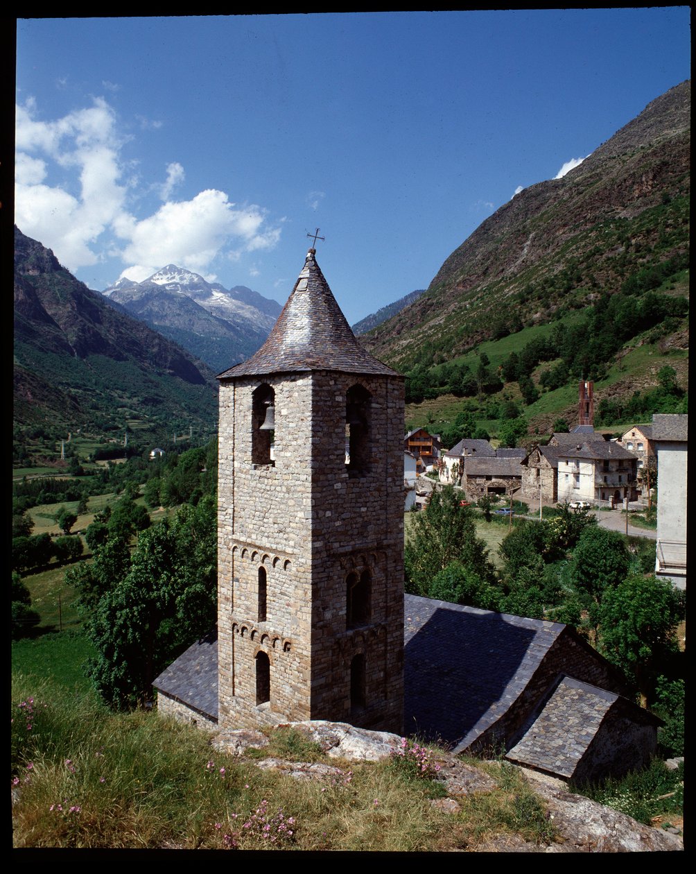 Utsikt over kirken St joan de Boi (fotografi) av Romanesque