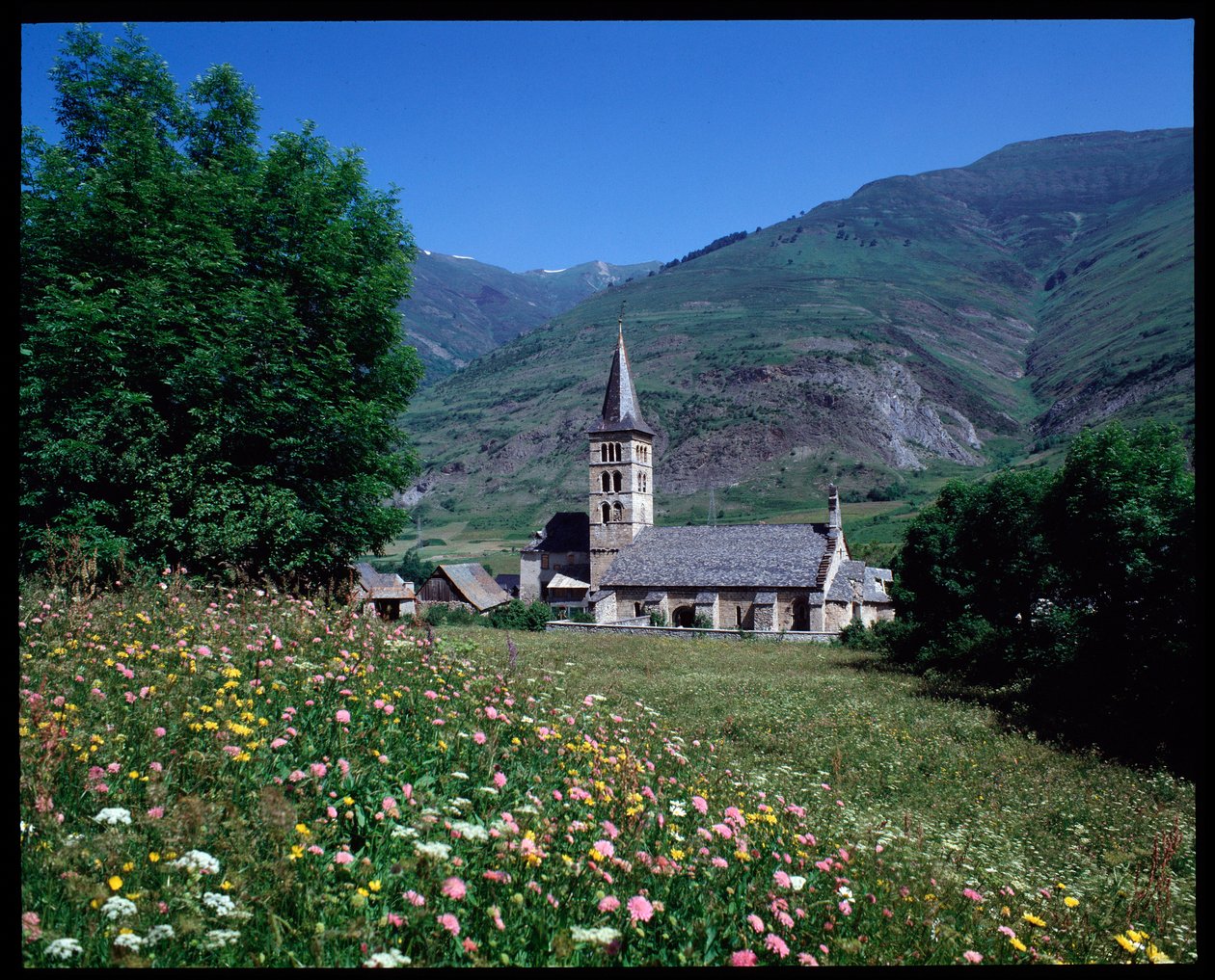 Utsikt over kirken St Mary, Arties (fotografi) av Romanesque