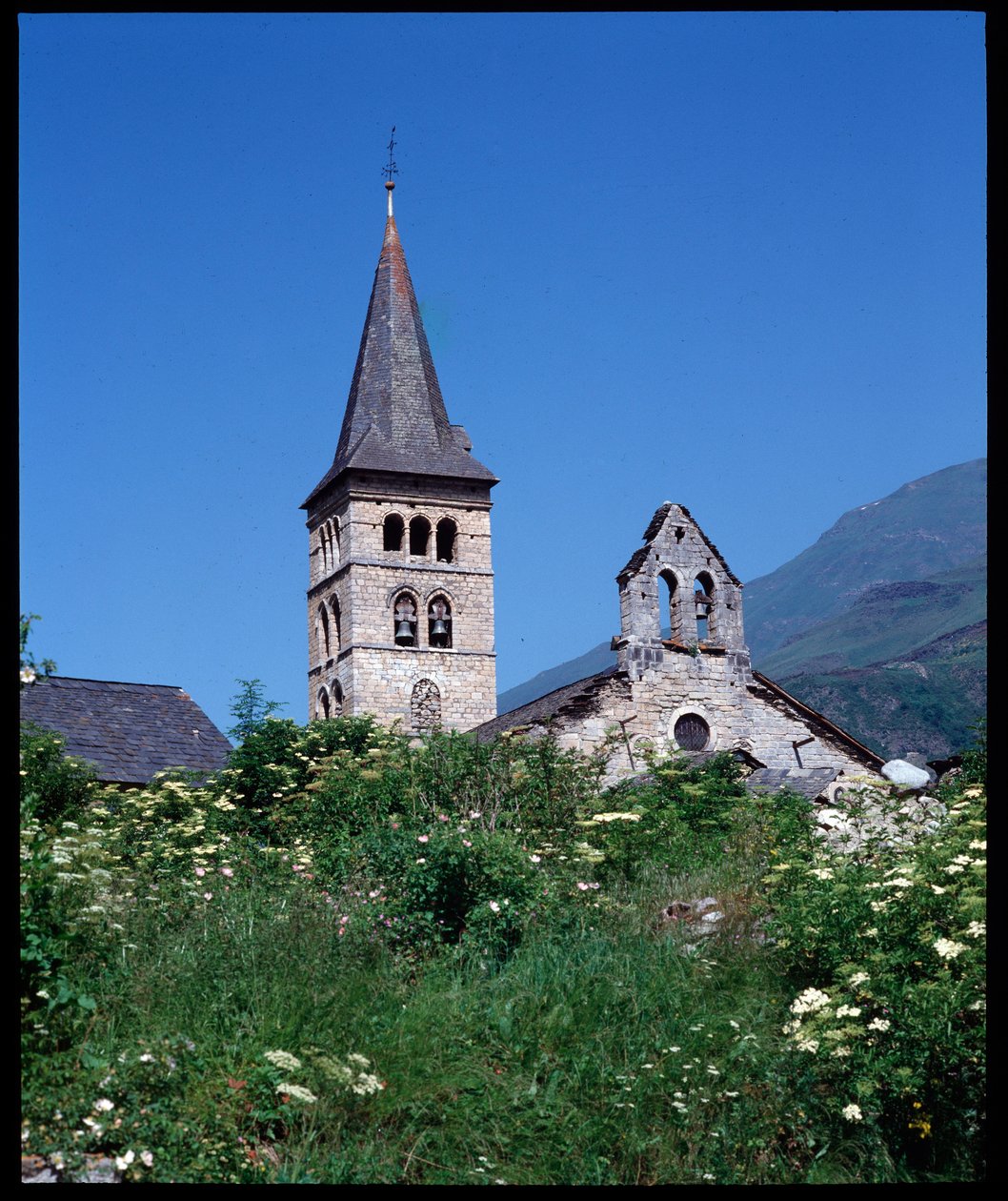 Utsikt over kirken St Mary, Arties (fotografi) av Romanesque