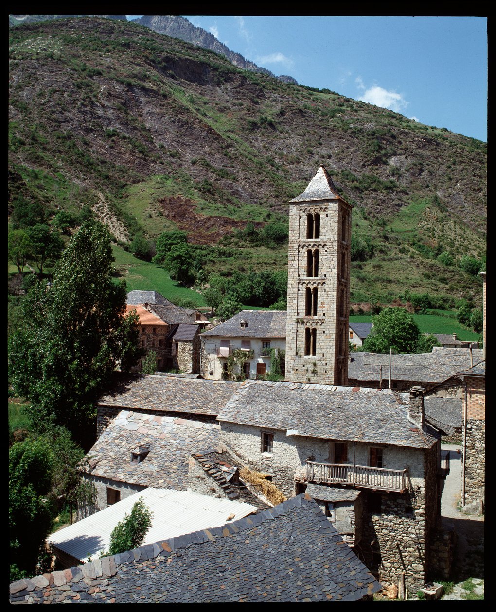 Utsikt over kirken med klokketårn av Romanesque