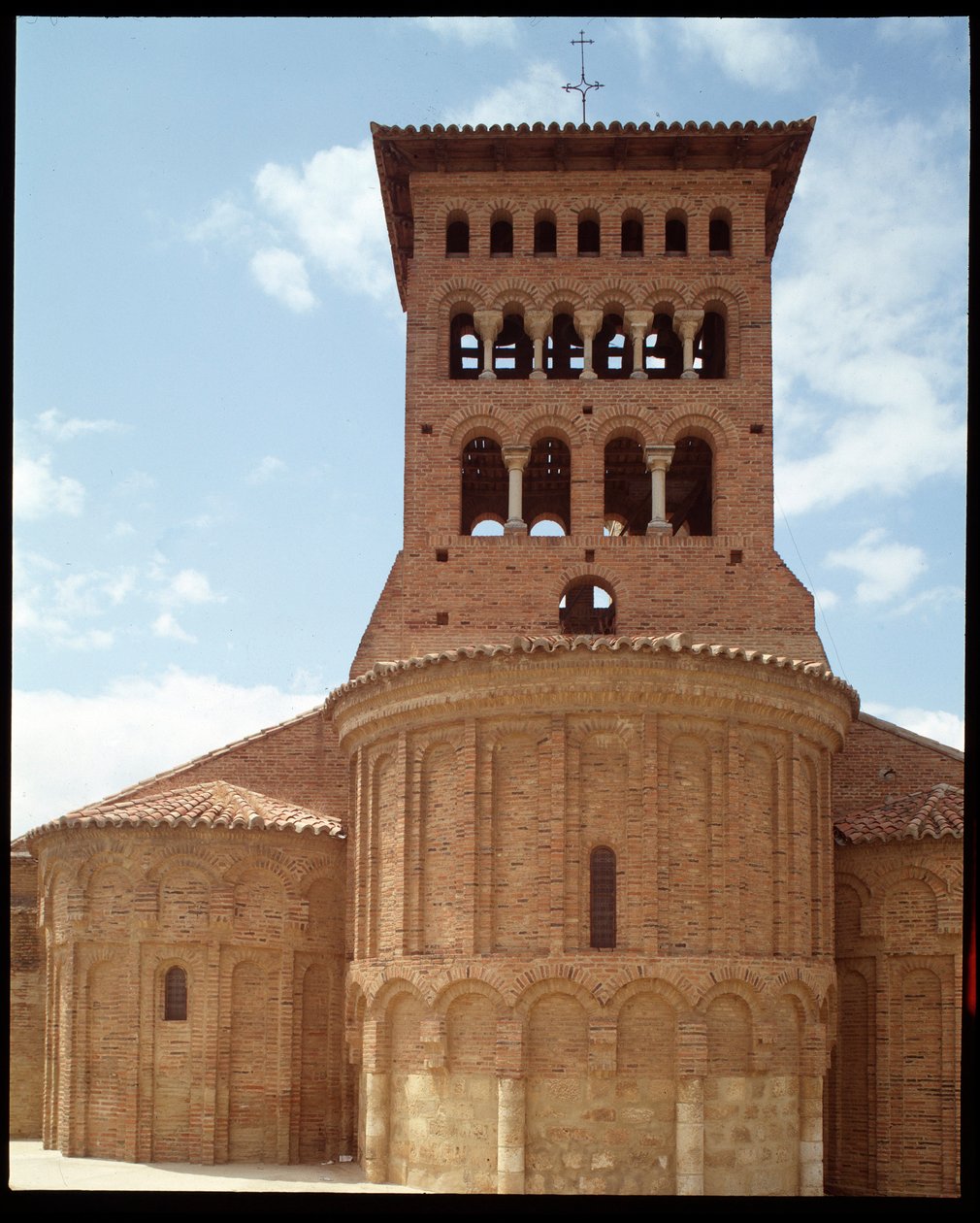 Utsikt over kirken med klokketårn av Romanesque