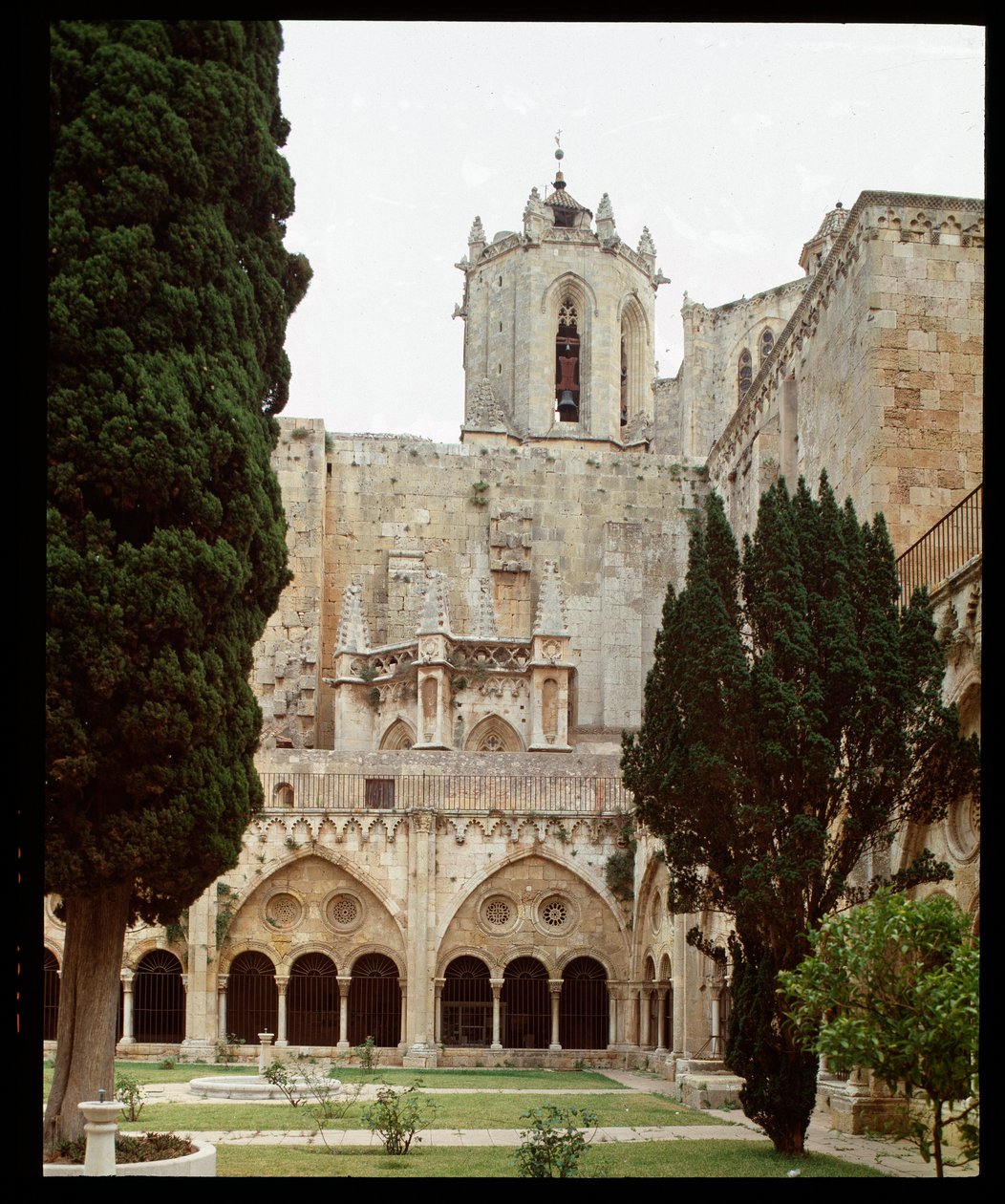 Utsikt over klosteret og katedralen Sainte Thecle (Sainte-Thecle) i Tarragona av Romanesque