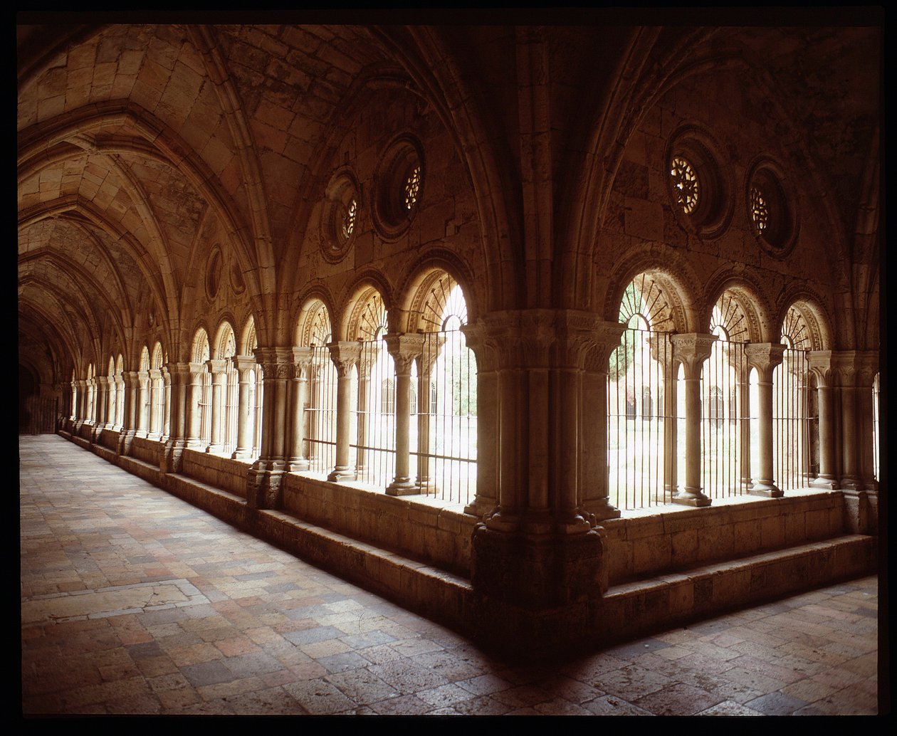 Utsikt over klosteret til Cathedrale Sainte Thecle (Sainte-Thecle) i Tarragona av Romanesque