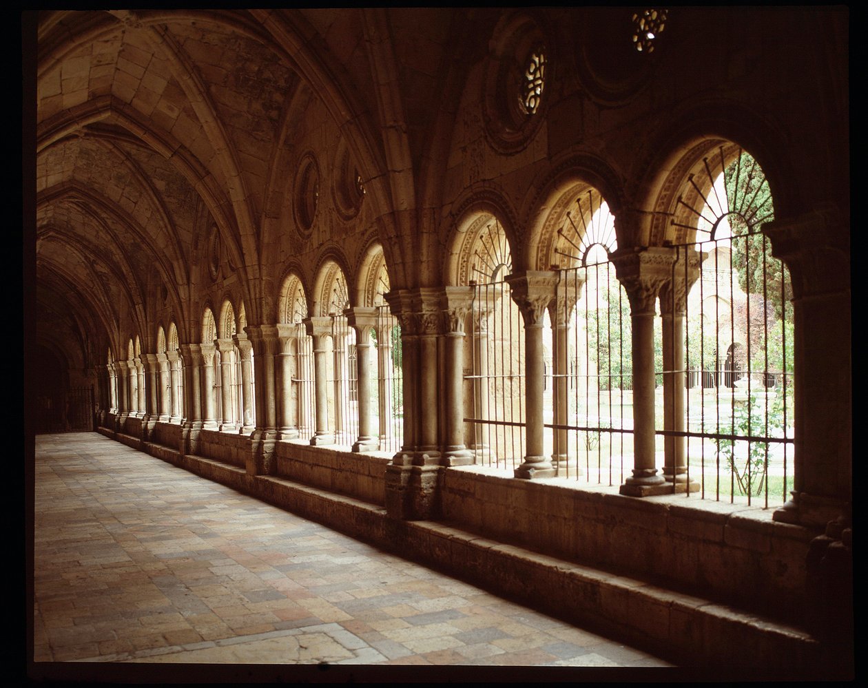Utsikt over klosteret til Cathedrale Sainte Thecle (Sainte-Thecle) i Tarragona av Romanesque