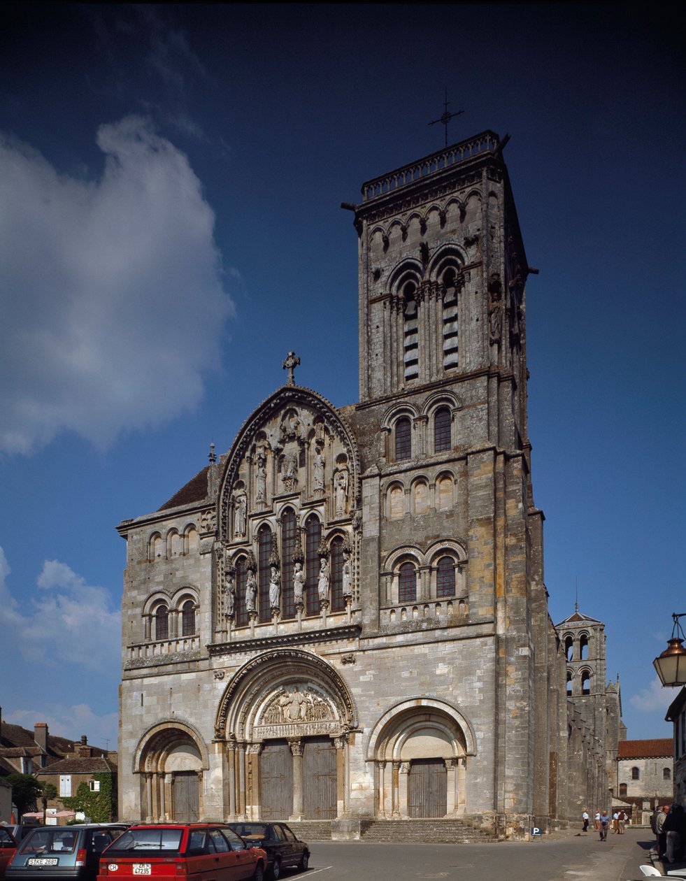 Utsikt over fasaden. Basilica of Santa Maria Magdalene (Sainte Marie Madeleine (1096-1106), Vezelay, Yonne av Romanesque