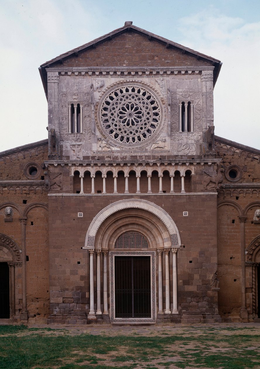 Utsikt over fasaden til kirken San Pietro (ca. 1250, restauree 1870) Tuscania, Italia (Fasade til kirken St Peter (san Pietro), bygget rundt 1250 og restaurert i 1870, Tuscania, Italia) av Romanesque