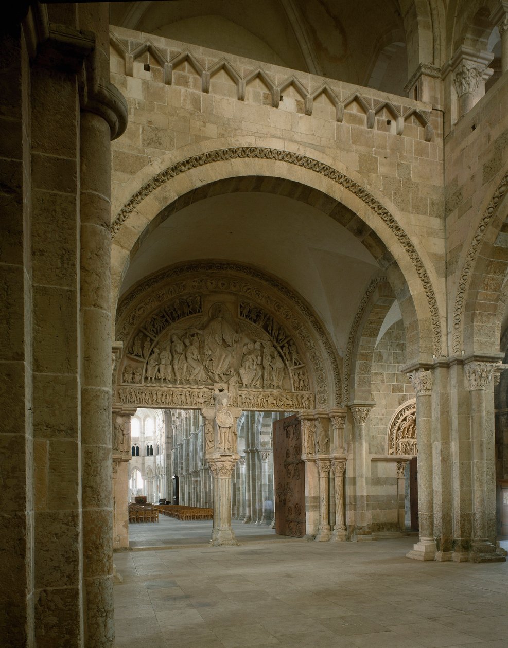 Utsikt over narthexen og den sentrale trommehinnen som representerer oppdraget til apotrene. Basilica of Santa Maria Magdalene (Sainte Marie Madeleine (1096-1106), Vezelay, Yonne av Romanesque